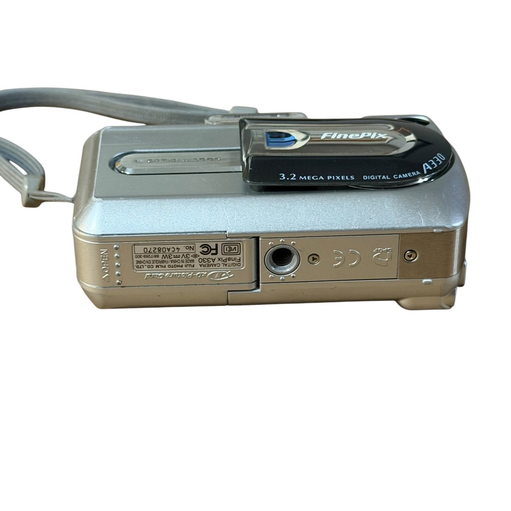 Fujifilm FinePix A330 Silver 3.2MP Digital Camera 3x Optical Zoom Y2K Vintage - Picture 4 of 8